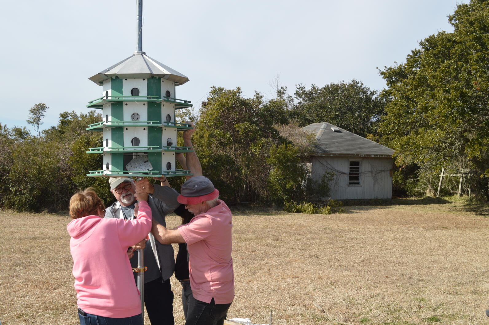 Center Director Robbie Fearn installing the martin house with volunteers. Photo: Pamela Fearn/Audubon Center Director Robbie Fearn installing the martin house with volunteers. Photo: Pamela Fearn/Audubon